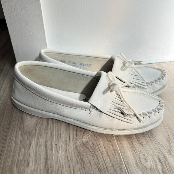 Minnetonka White Leather Women's Moccasin Size 5.5 - Picture 3 of 15